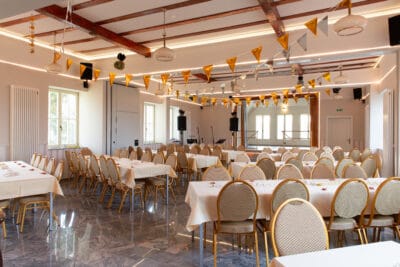 Festsaal in weiß goldenen Farben